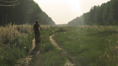 Sahadaki bisikletçi kız.
