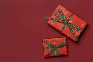 Kırmızı kağıda sarılı Noel hediyesi.