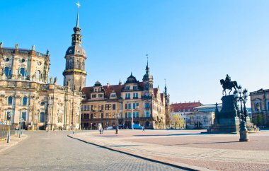 Dresden, Almanya Theaterplatz Meydanı. Cityscape şaşırtıcı mimari yapılar, kubbe ve çatılar. Bulutsuz bahar günü. Antik kentin Merkezi, Hofkirche ve anıt görünümünü