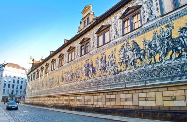 Dresden, Almanya Furstenzug boş pitoresk yoIda. Bir geçit ile bir yüksek duvar ve atlılar Antik şehir merkezinde güzel bir tablo. Bulutsuz bahar günü.