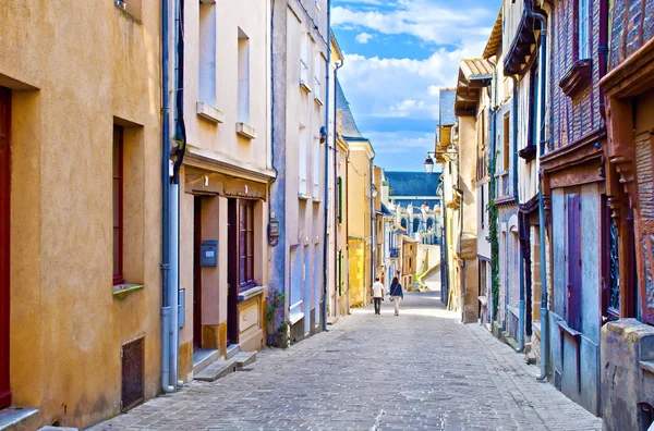 Homem e mulher descendo a rua Rue de Chateau — Fotografia de Stock