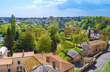 Yemyeşil ağaçlar ve çatıları arasında çok sayıda ev