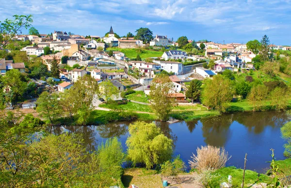 Blick auf ein französisches Dorf auf der anderen Seite des Flusses — Stockfoto