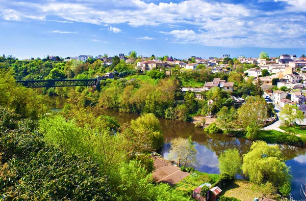 Blick auf ein französisches Dorf auf der anderen Seite des Flusses — Stockfoto