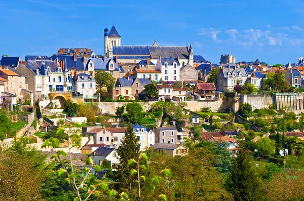 Vista de un pequeño pueblo de Thouars Imágenes de stock libres de derechos