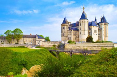 Ön cephe, ahşap köprü ve görkemli Chateau d girişine
