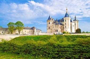 Ön cephe ve görkemli bir Chateau de Saumur giriş