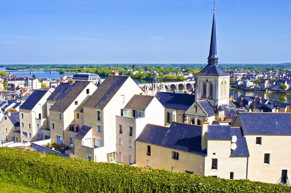 Impresionante vista de la increíble pequeña ciudad de Saumur —  Fotos de Stock