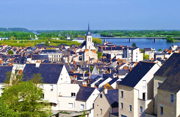 Vista deslumbrante sobre a incrível cidade pequena Saumur — Fotografia de Stock