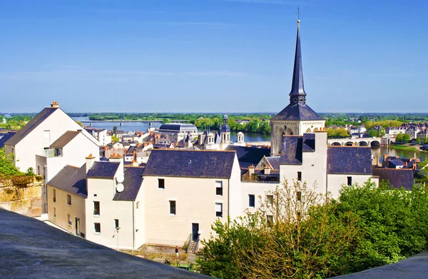 Impresionante vista de la increíble pequeña ciudad de Saumur —  Fotos de Stock