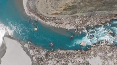 Pakistan 'ın Dağlık Bölgesi' ndeki Rocky Arazisinde Akmakta olan Turkuaz Nehri 'nin Hava Görüntüsü.