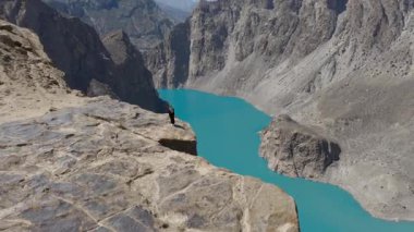 Pakistan 'da nefes kesici bir kanyonun havadan görünüşü, çarpıcı bir turkuaz nehri ve yüksek dağları içeriyor..