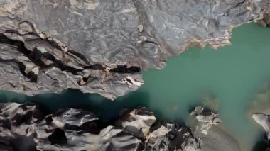 Pakistan 'daki Kayalık Arazide Akan Temiz Turkuaz Nehrinin Hava Görüntüsü.