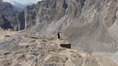 Pakistan 'da nefes kesici bir dağ vadisinin havadan görünüşü, çarpıcı bir turkuaz göl ve engebeli bir arazi içeriyor..