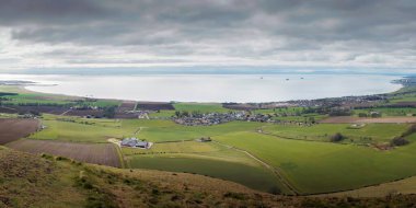 Largo Körfezi Panorama, Largo Law 'dan, Leven' in üzerinde, İskoçya, Fife 'da kıyı yolu üzerinde bir kasaba..