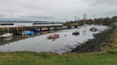 Charlestown Limanı 'ndaki Fife Sahil Yolu oldukça kasvetli bir sabah, Charlestown, Fife, İskoçya. 