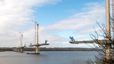 Queensferry Geçidi 'ni inşa ediyoruz. Firth of Forth üzerindeki yeni yol köprüsü. Edinburgh yakınlarındaki Güney Queensferibotu ile İskoçya' nın başkenti Fife 'deki Kuzey Queensferry' ye bağlanıyor. 
