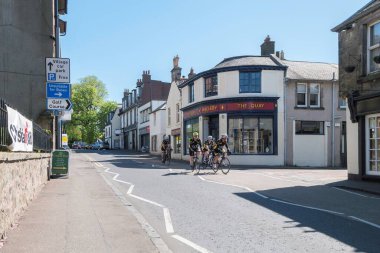 22 Mayıs 2016, Aberdour, Fife, İskoçya. Fife Kıyı Yolundaki Aberdour köyünde bisikletçiler.