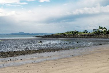 Aberdour, Fife, Fife, İskoçya yakınlarındaki Silversand Körfezi 'nden görüntü. Hawkcraig Point 'e, sonra Firth of Forth' un üzerinden Arthur 'un koltuğuna ve Edinburgh' a bakıyorum..