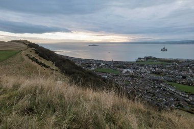 Fife Sahil Yolu 'nun yakınındaki The Binn' den Burntisland 'a, 4. Firth, Fife Sahili, İskoçya' daki bir petrol platformuna bakıyor..