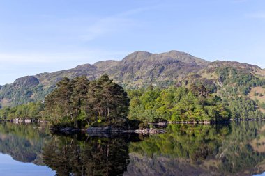 Katrine Gölü, Ben Meydanı soldaki Ellen Adası ve Priosan Yarımadası 'nın arkasında. Lomond Gölü ve Trossachs Ulusal Parkı, İskoçya 'nın Güney Highlands.