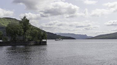 Stronachlachar, Katrine Gölü, Trossachs, İskoçya. 22 Haziran 2023. Sör Walter Scott buharlı gemisi Eilean Dharag 'ı geçip Trossachs rıhtımına dönüyor..