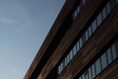 Modern mimari, bir hastanenin yan cephesine tepeden bakıyor.