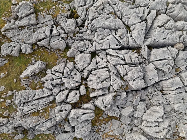 Havadan bakıldığında, kırılan kireç taşı oluşumlarının engebeli bir arazisini yakalıyor ve doğanın karmaşık desenlerini gösteriyor..