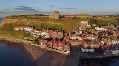 Gün batımında Whitby Abbey 'in insansız hava aracı görüntüsü. İngiltere 