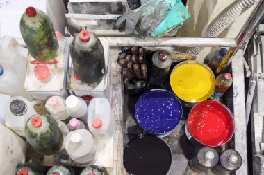 Bazı renkli boya kutular