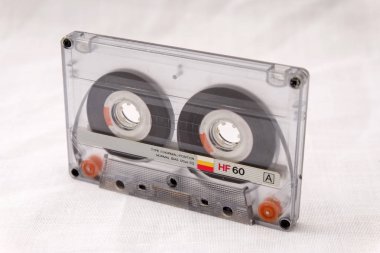 Beyaz arkaplanda izole edilmiş eski ses kaydı