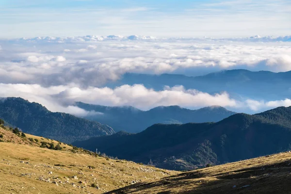 Dağlarda bulut örtüsü