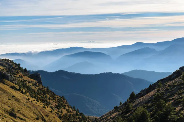 Bir mavi sis uzak dağlarda