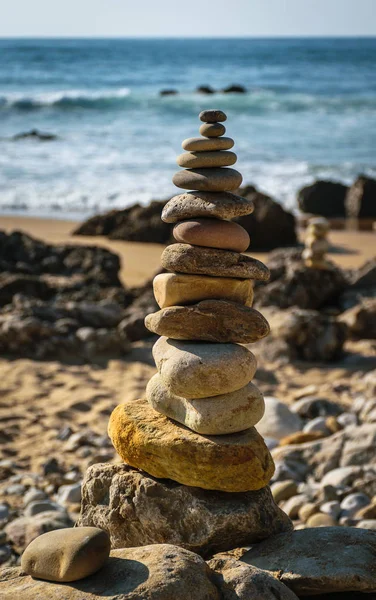 Deniz kıyısındataş piramit