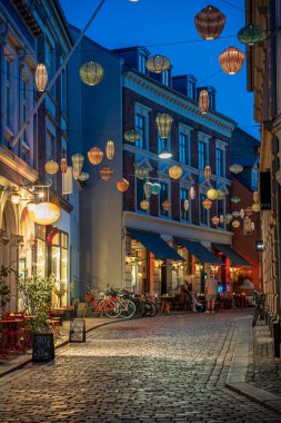 Aarhus 'ta Gece Sokağında Kızıl Çin fenerleri ve kaldırım taşlarıyla