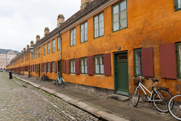 Kopenhag 'da Gökyüzü Bulutlu Tarihi Nyboder Sarı Binaları