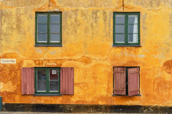 Kopenhag Danimarka 'da Geleneksel Nyboder Sarı Evleri