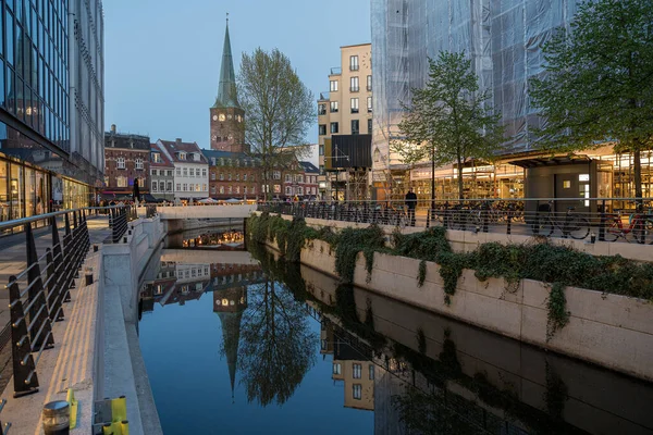 Aarhus Katedrali, Danimarka, Blue Hour 'da Kanala Yansıtıldı