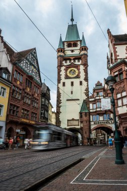 Sabah Freiburgs Martinstor 'u tramvay ve bisikletle görmek, tarihin, yerel hayatın ve şehrin büyüleyici mimarisinin bir karışımını yakalamak..