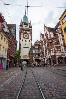 Sabah Freiburgs Martinstor 'u tramvay ve bisikletle görmek, tarihin, yerel hayatın ve şehrin büyüleyici mimarisinin bir karışımını yakalamak..