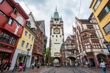 Freiburg 'daki tarihi Martinstor şehri mirası ve hayat dolu yaşam tarzını gözler önüne seren bisiklet, tramvay ve kaldırım taşlarıyla çevrili..