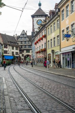 Sakin bir sabahta Freiburg 'daki Martinstor şehir kapısı bisiklet ve tramvay raylarıyla şehrin bisiklet kültürü ve tarihi cazibesini vurguluyor..