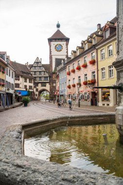 Freiburgs Schwabentor yakınlarında sakin bir sabah. Bisikletleri büyüleyici bir çeşmenin yanına park edilmiş. Eski kasabanın rahat yaşam tarzını ve tarihi mimarisini gözler önüne seriyor..