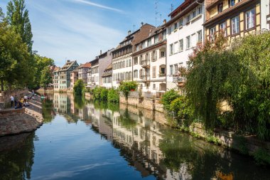 Strazburg 'daki La Petite Fransa bölgesinde kanallar, yarı keresteli evler ve huzur dolu eski bir kasaba atmosferi var..