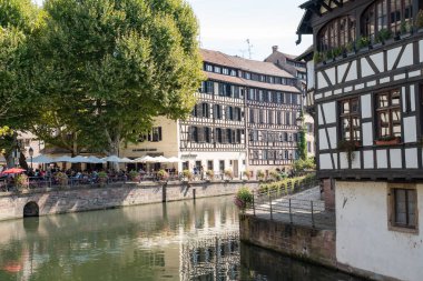 Strazburg 'daki La Petite France' ın büyüleyici manzarası. Kanalları ve renkli yarı ahşap evleri var. Şehrin en pitoresk alanlarından birini gösteriyor..