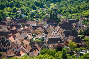 Tepenin kenarından Andlau 'nun panoramik manzarası, üzüm bağları, geleneksel evler ve büyüleyici Alsas kırsalları..