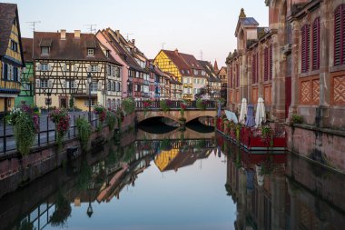 Sabahın erken saatlerinde Colmar 'da güzel sokakları ve renkli evleriyle romantik ve sakin bir Alsas sahnesi sunuyor..