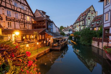 Colmars 'ın tarihi merkezinin huzurlu mavi saat manzarası, boş sokaklar ve şafak öncesi yumuşak Alsas mimarisi.