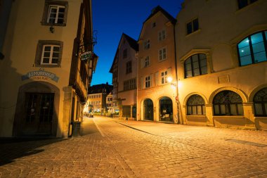 Terkedilmiş sokaklar ve geleneksel evlerle Colmar 'daki atmosferik mavi saat sahnesi, güneş doğmadan önce kasabaların romantik cazibesini yakalıyor..