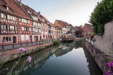 Colmars 'ın boş sokakları ve geleneksel Alsas evleriyle köylerin peri masalı cazibesini yakalayan sakin bir gündoğumu manzarası..